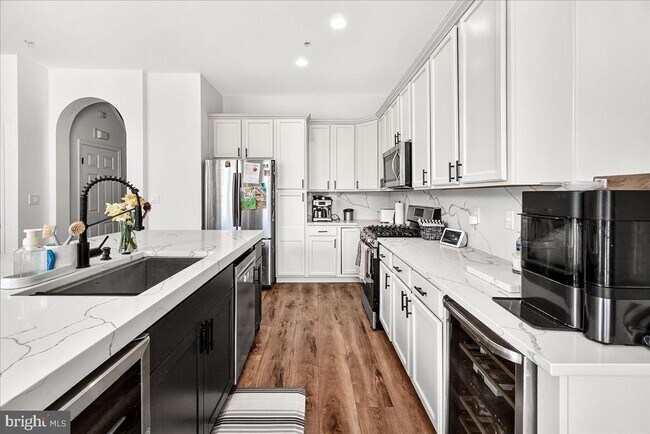 Building Photo - 910 Featherstone St