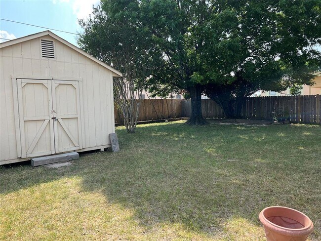 Building Photo - 20431 Mountain Dale Dr