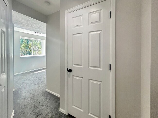 Building Photo - $0 DEPOSIT OPTION. DESIRABLE DAKOTA STATION SPLIT-LEVEL HOME WITH 3 BEDROOMS, 2 BATHS, AND SPACIO...