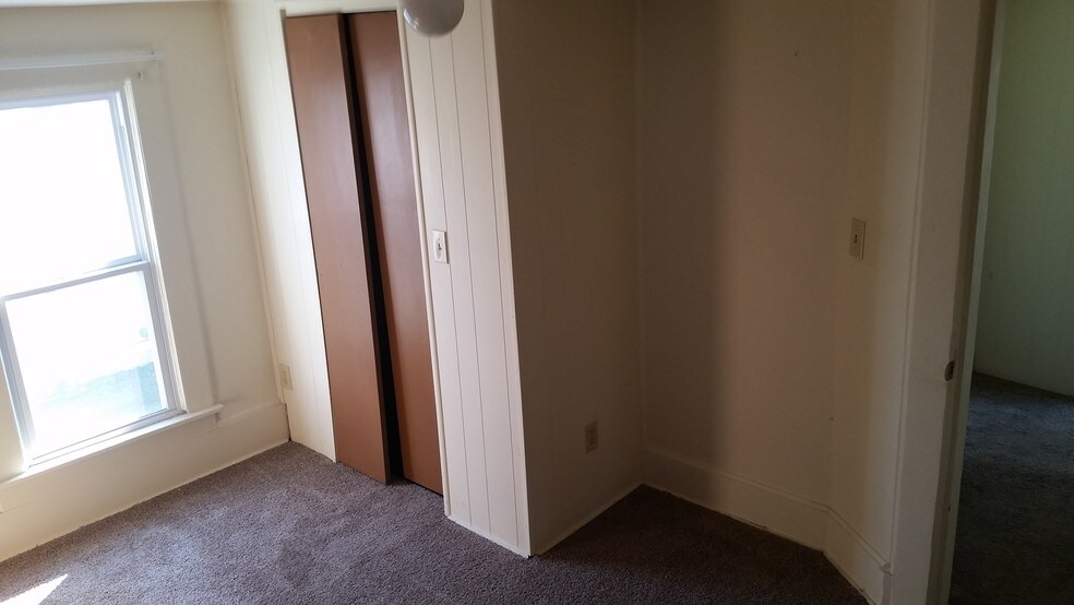 Building Photo - 315 S Maple St