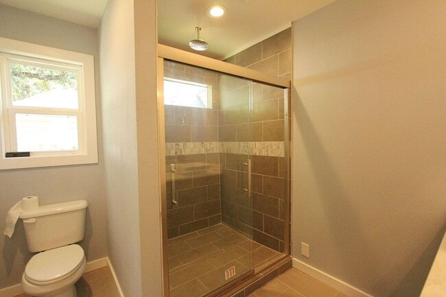 Building Photo - 625 E Cozy St