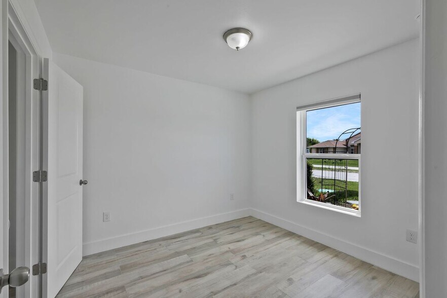 Building Photo - 2426 Santa Barbara Blvd N