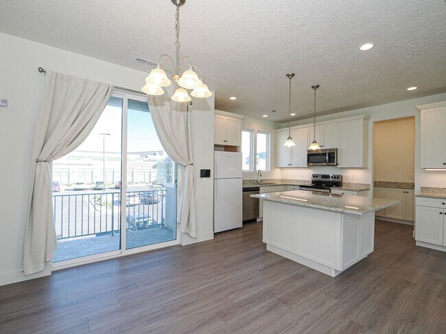 Building Photo - 3 Bedroom, 2.5 Bathroom in South Jordan