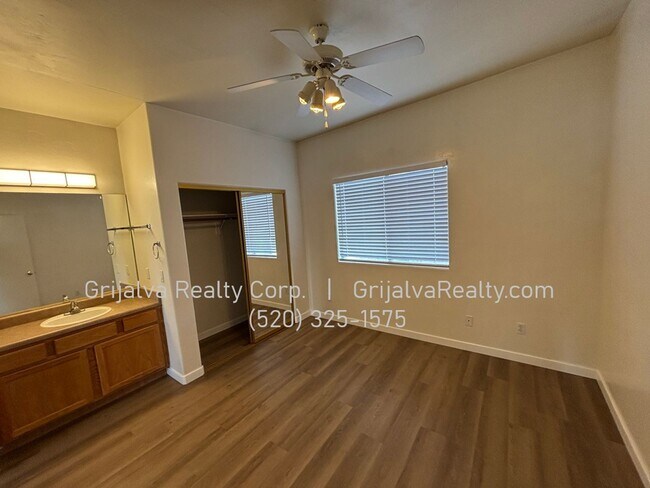 Building Photo - 1415 E Lester St