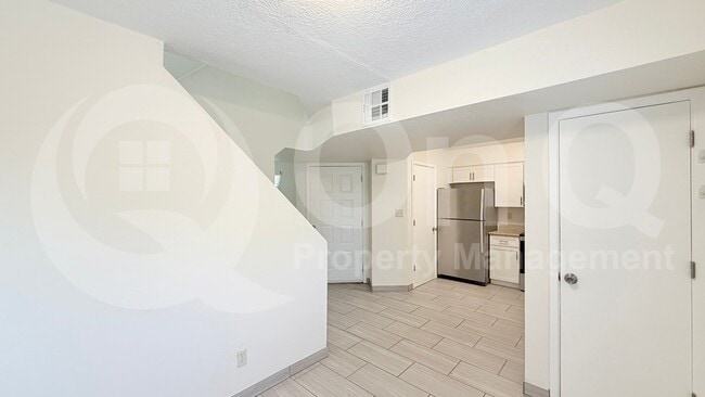 Building Photo - 1712 E Pepper Cir