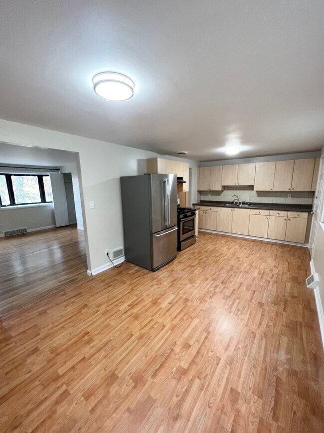 Building Photo - Beautiful 3 Bedroom 1 Bathroom in Penn Hil...