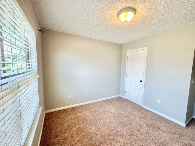 Building Photo - Townhome located in Live Oak!!