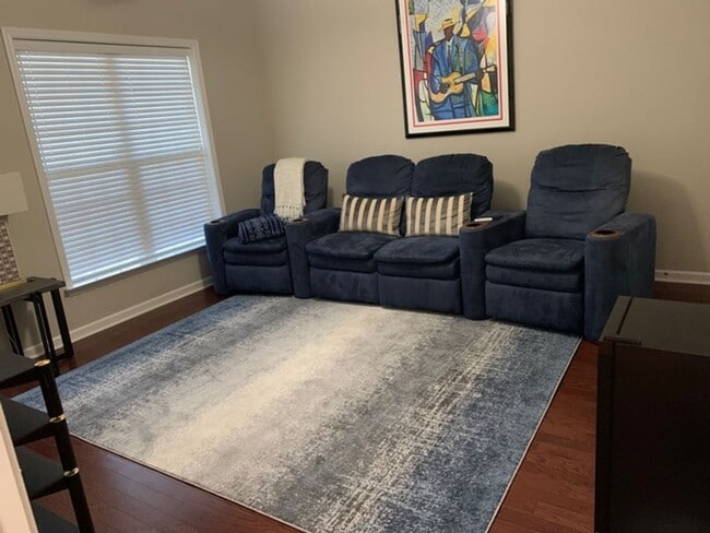 Building Photo - Beautiful Townhome Available in Vinings Overlook!