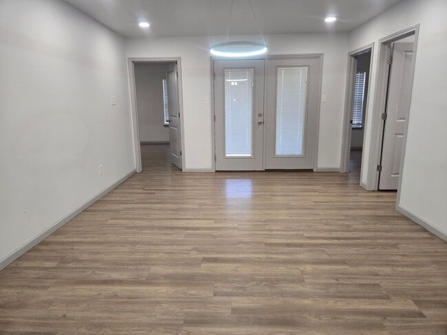 Building Photo - Spacious 4/3/2 Home with Modern Finishes and Great Location