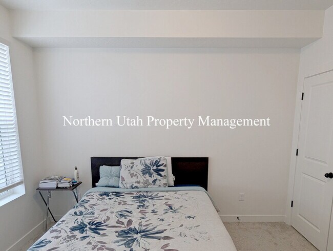 Building Photo - New 3 Bed 3 Bath Townhome