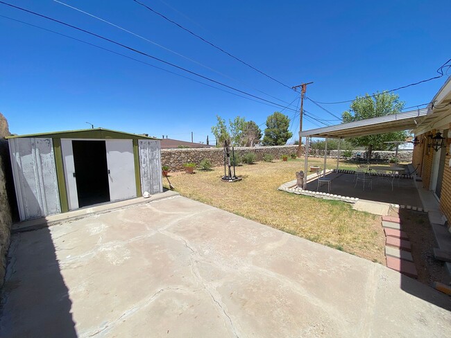 Building Photo - Northeast El Paso 4 bed(possible 5th) with...