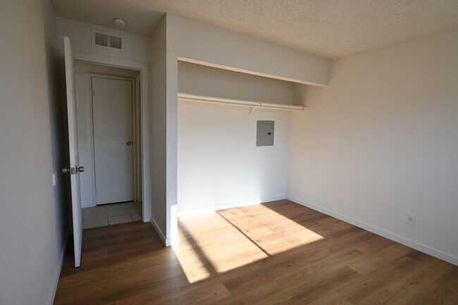 Building Photo - 2 Bedroom Apartment -Las Vegas -NO PETS -1...
