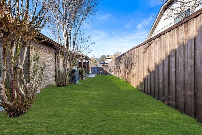 Fenced side yard - 3609 Candelaria Dr