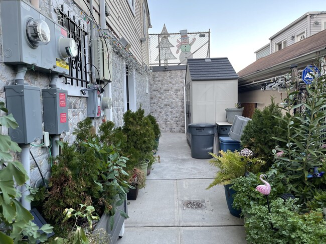 Building Photo - 160 18th St