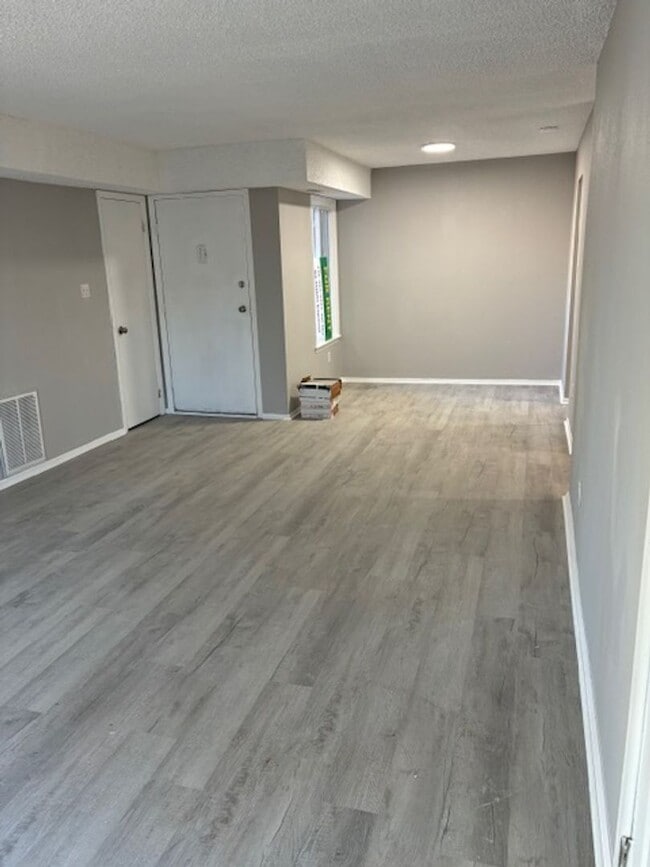 Building Photo - For Rent / En Alquiler: Spacious Condo Bur...