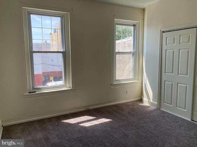 Building Photo - 823 Hutton St