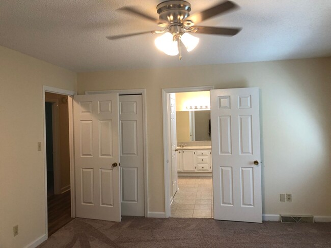 Building Photo - Fully Renovated 3BR w/ Appliances, Firepla...