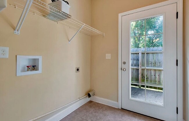 Building Photo - Three Master Suites - Super Location- Bellevue Area