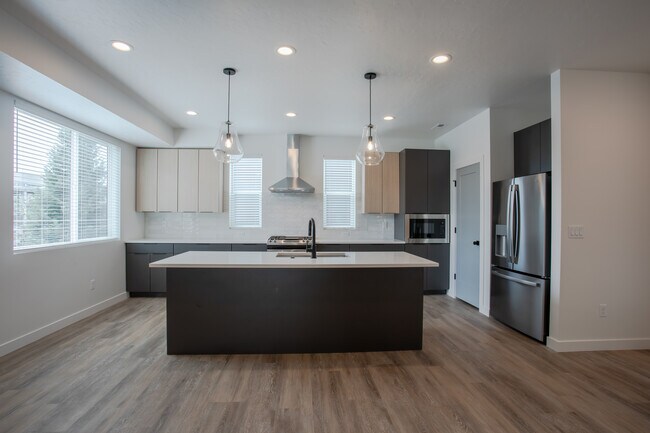 Kitchen - 493 W 620 N