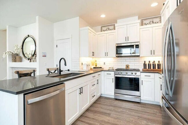 Building Photo - Eastside townhome in the desirable Petrosa neighborhood
