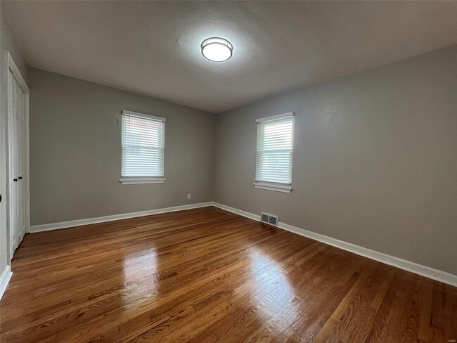 Building Photo - 6911 Pine Ridge Dr
