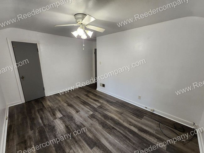 Building Photo - Updated 2 bedroom 1 bathroom duplex