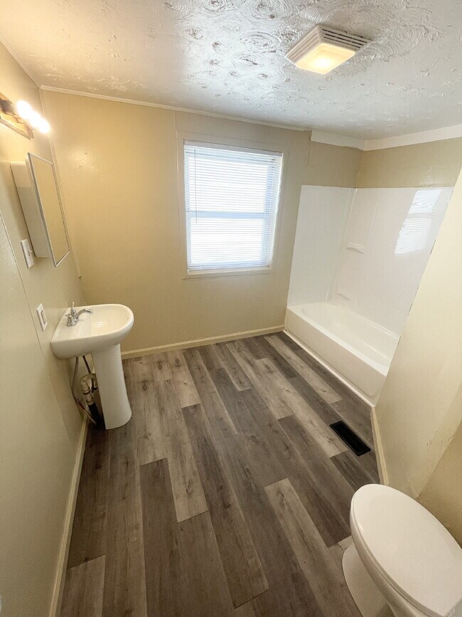 Building Photo - 4 bedroom HUGE attached, 2-car garage/workshop combo (has electricity