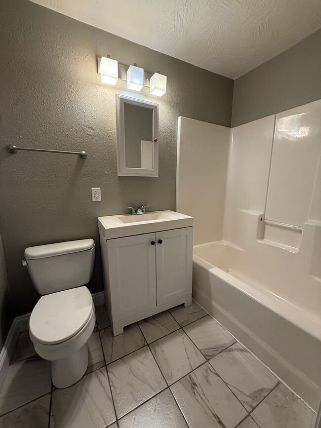 Building Photo - Spacious 3 Bedroom 2 Bathroom Home Available NOW!