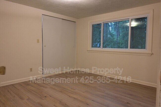Building Photo - 1338 N 152nd St