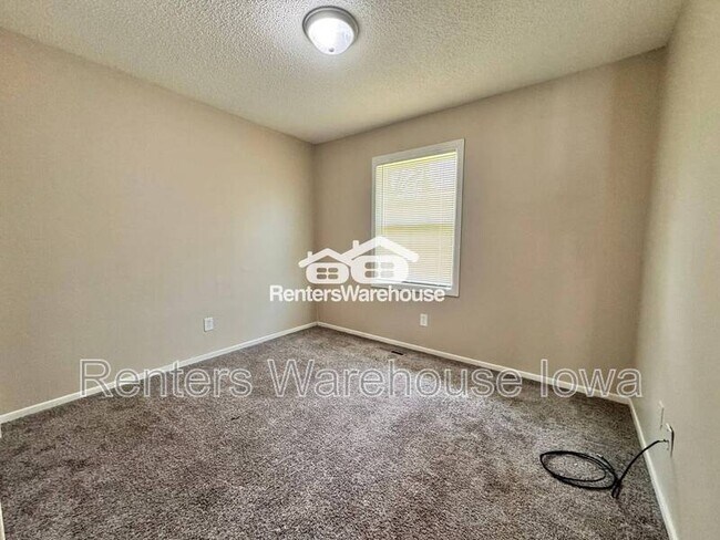 Building Photo - 910 SE 10th St