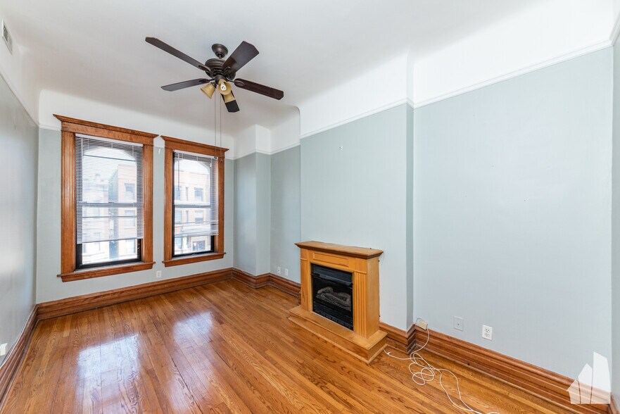 Building Photo - 907 W Addison St
