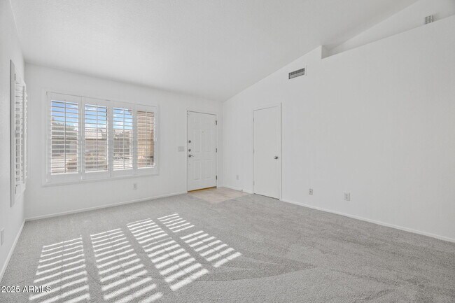 Building Photo - 1250 W Canary Way