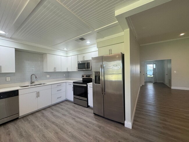 Building Photo - AVAILABLE NOW!  2 Bedroom 2 Bath Duplex with 1 Car Garage!