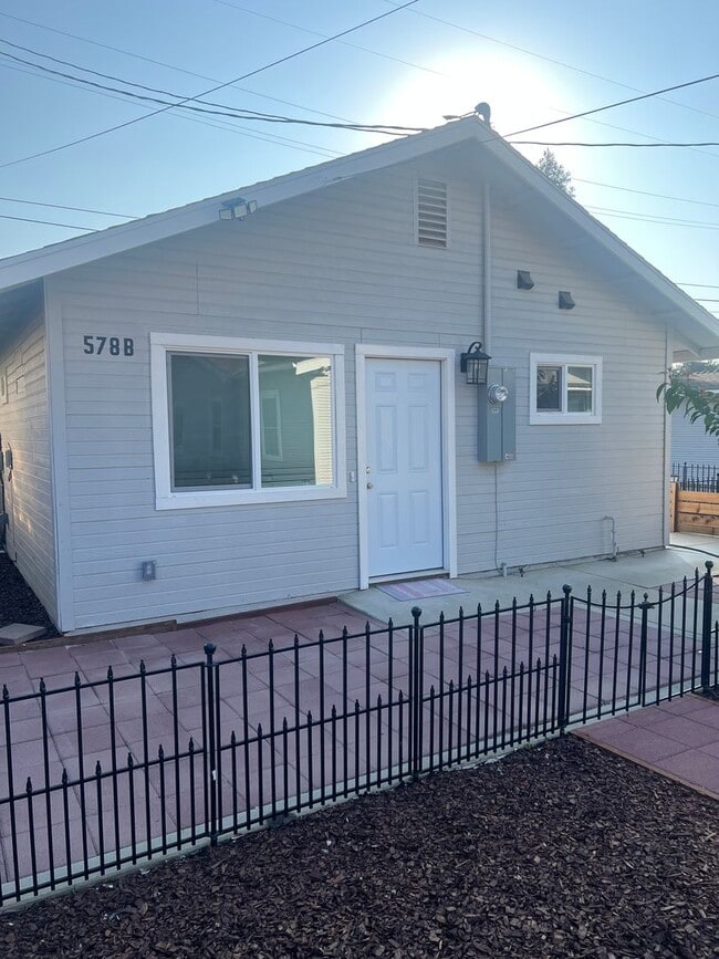 Building Photo - Charming 1 bedroom home