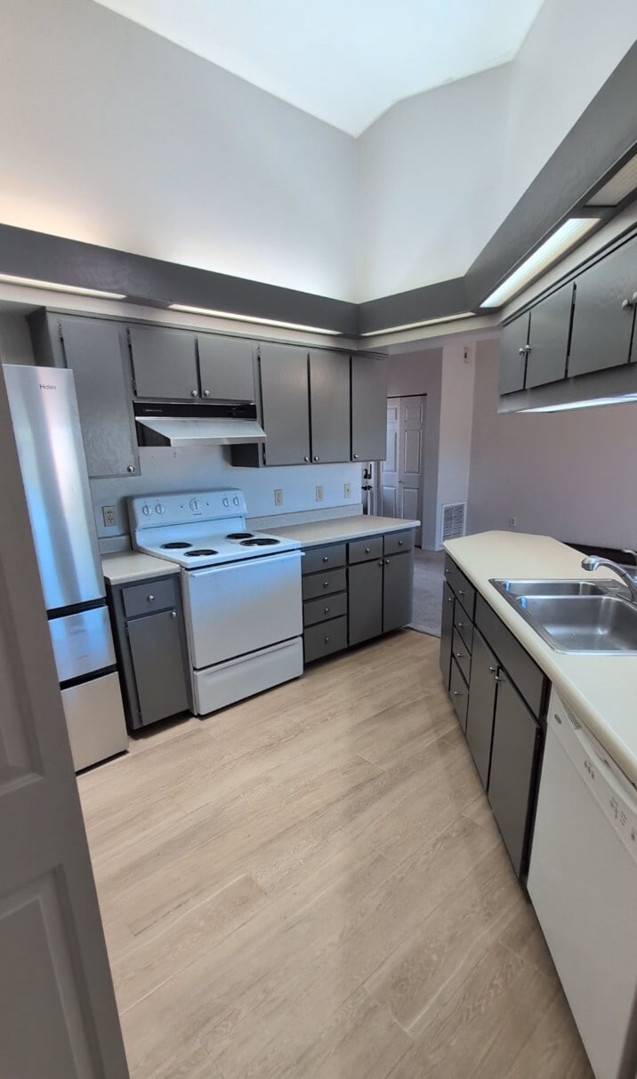 Building Photo - 4944 Summit Cir