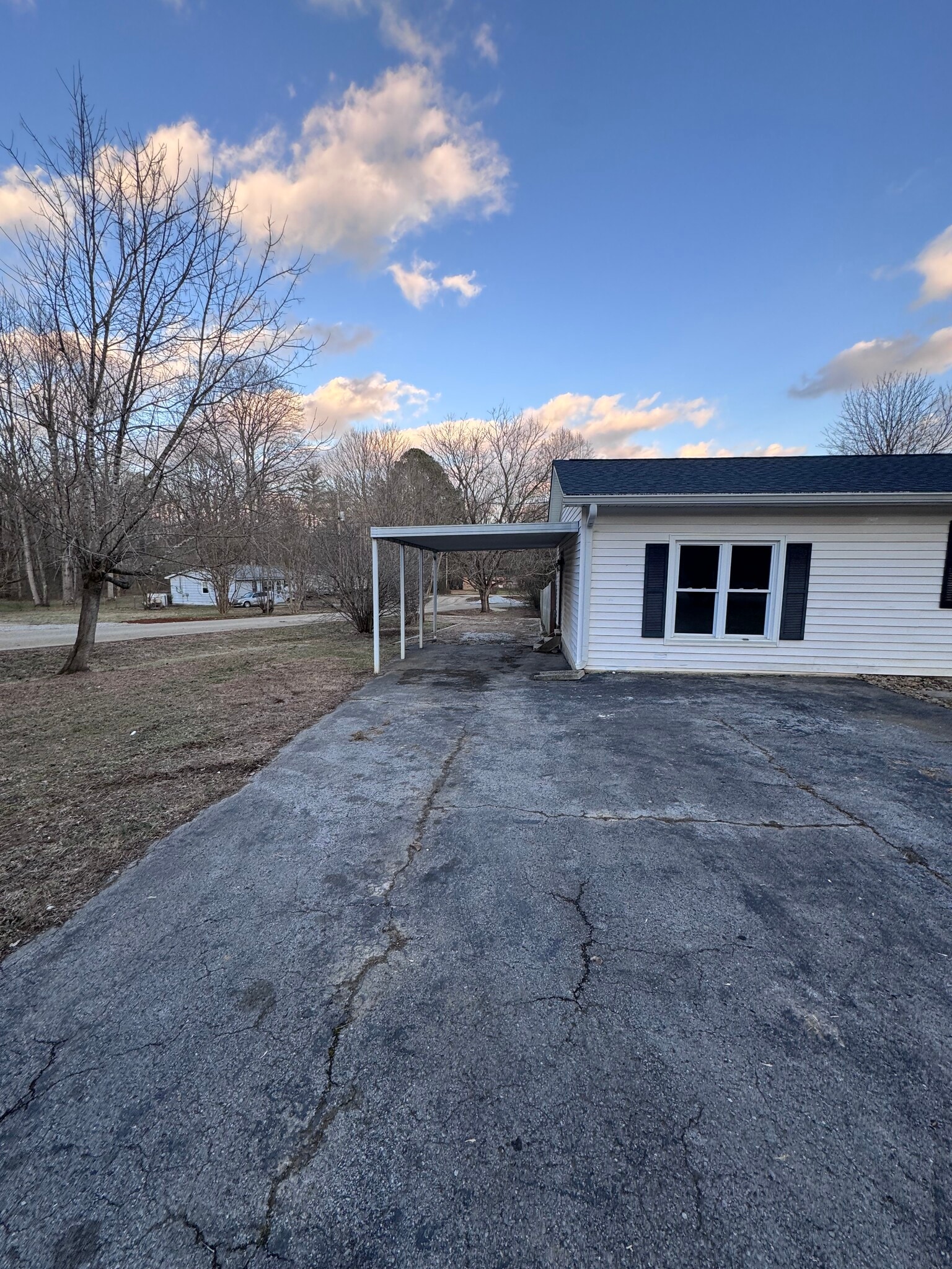 Building Photo - 4426 S Creek Dr