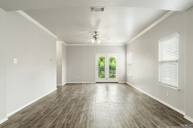 Building Photo - 4 bedroom, 2 1/2 bath located in Lakeview ...