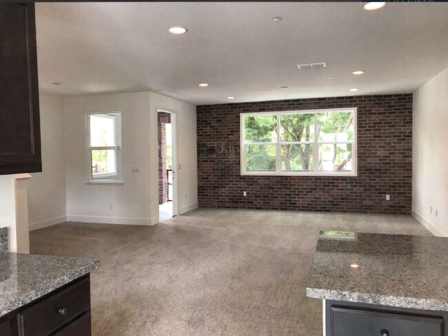 Building Photo - 413 10th St