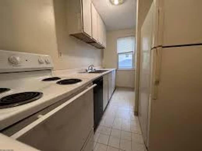 Building Photo - 409 Forest Ave