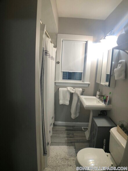 Building Photo - 98 Elm St