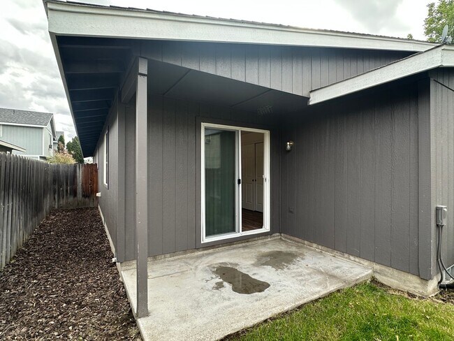 Building Photo - NE 7th St Duplex - 00000-07TH-00