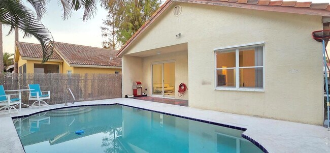 Building Photo - 661 Lake Wellington Dr