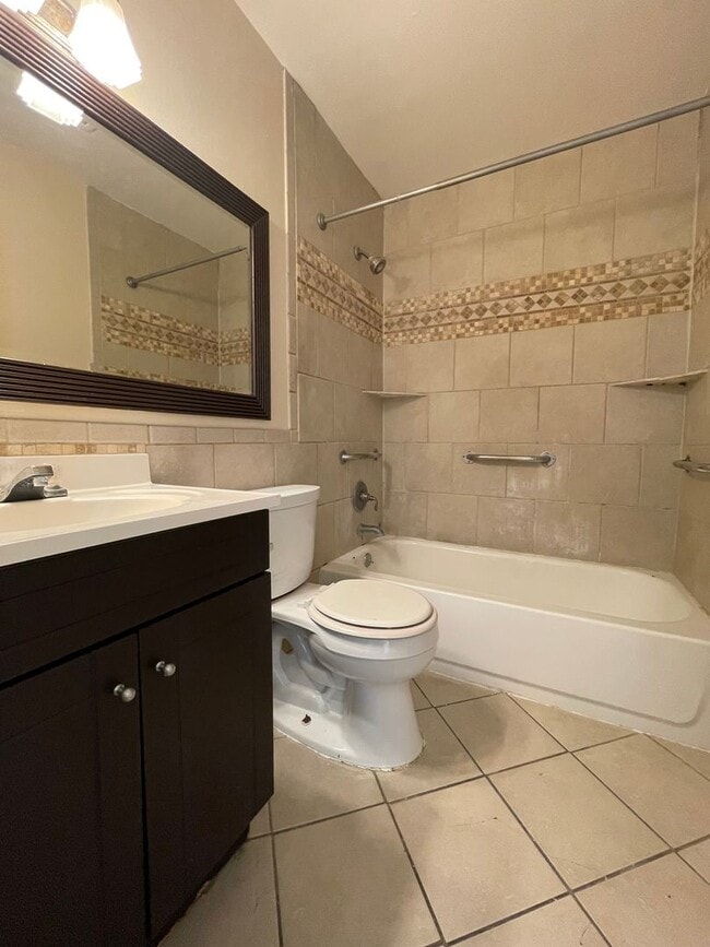 Building Photo - Charming 2-Bedroom Duplex in Sacramento – ...