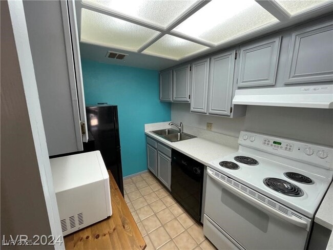 Building Photo - 687 Marina Dr