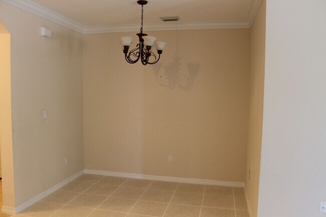 Building Photo - Beautiful ground floor unit in the Lakes of Windermere!