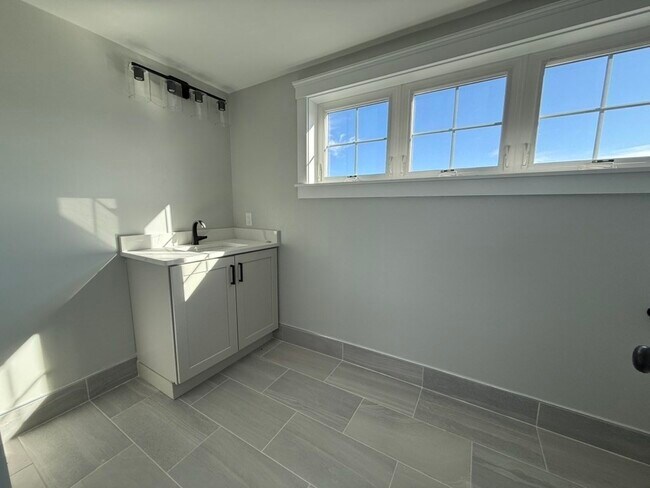 Building Photo - 95 Grant St