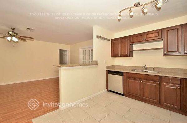 Building Photo - 11450 NW 35th Pl