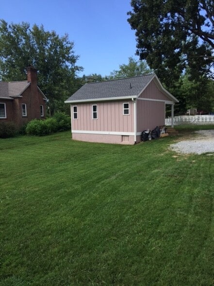 Building Photo - 606 Ray Ave