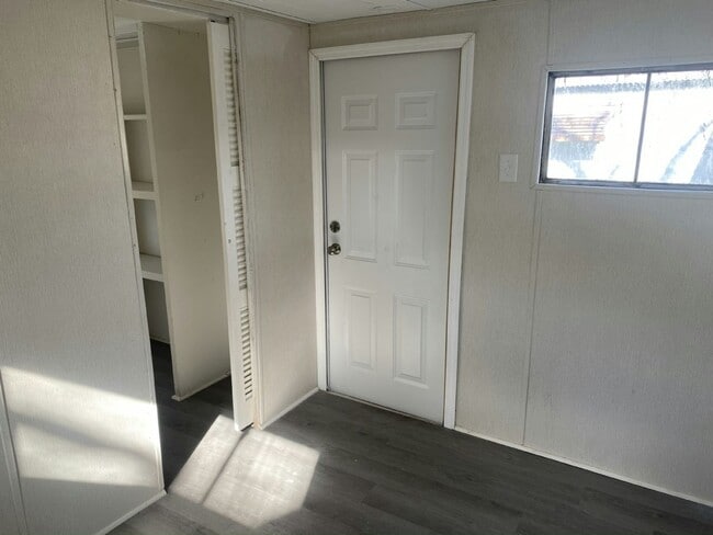 Building Photo - 5 Circle Dr