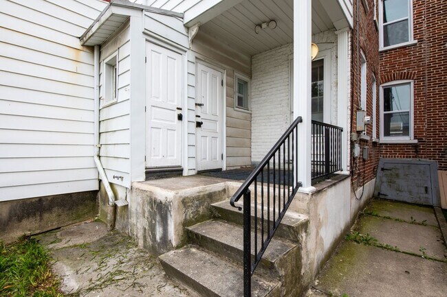 Building Photo - 325 1/2 N. Franklin St